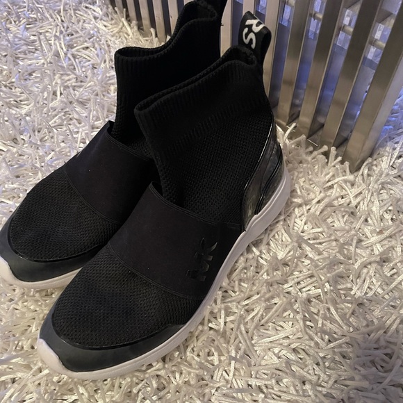 Michael Kors - Picture 2 of 3